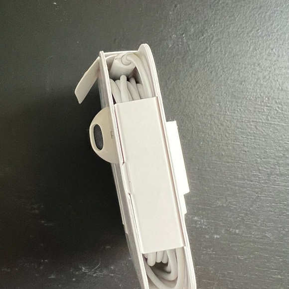 Brand New Apple Earphones with lightening dongle - Picture 2 of 3